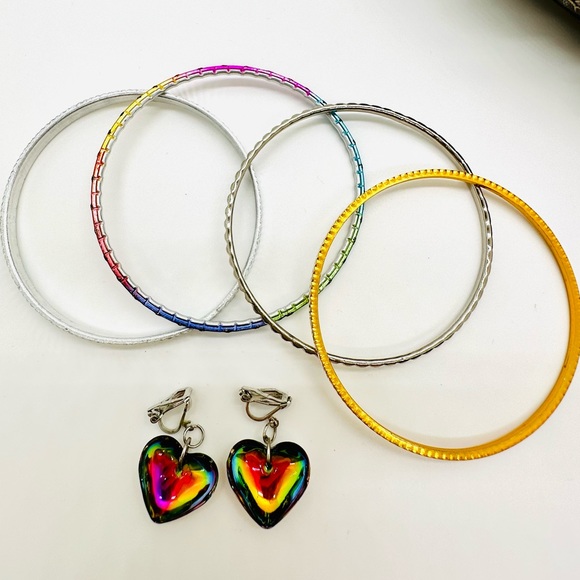 Vintage Heliotrope Heart Clip Earrings - Picture 12 of 12